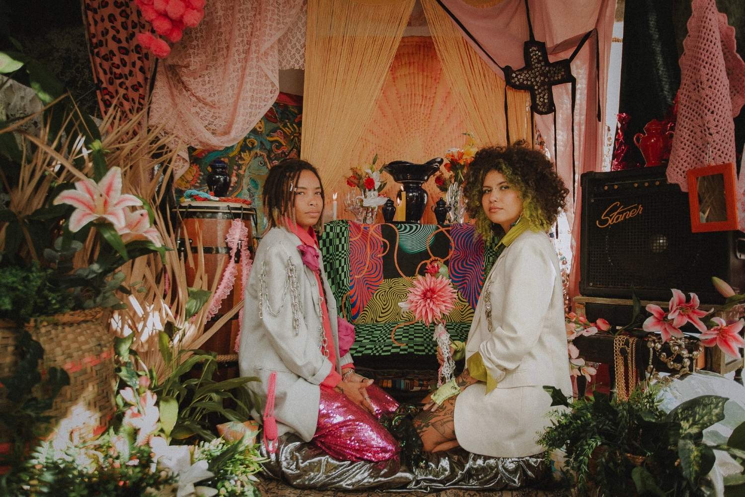 ÀIYÉ lança clipe “Cores de Oxum” unindo casamento trans, IA, psicodelia latino-americana e o amor como resistência