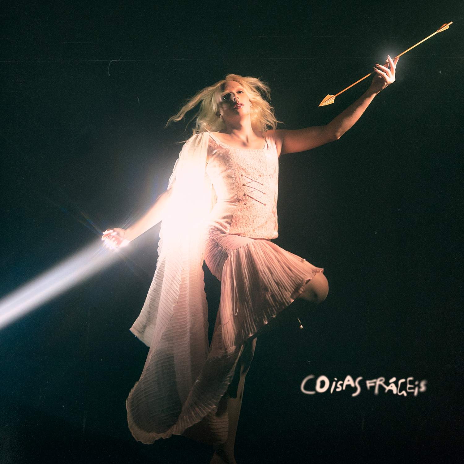 Viridiana lança o álbum Coisas Frágeis celebrando vulnerabilidade, desejo e intensidade