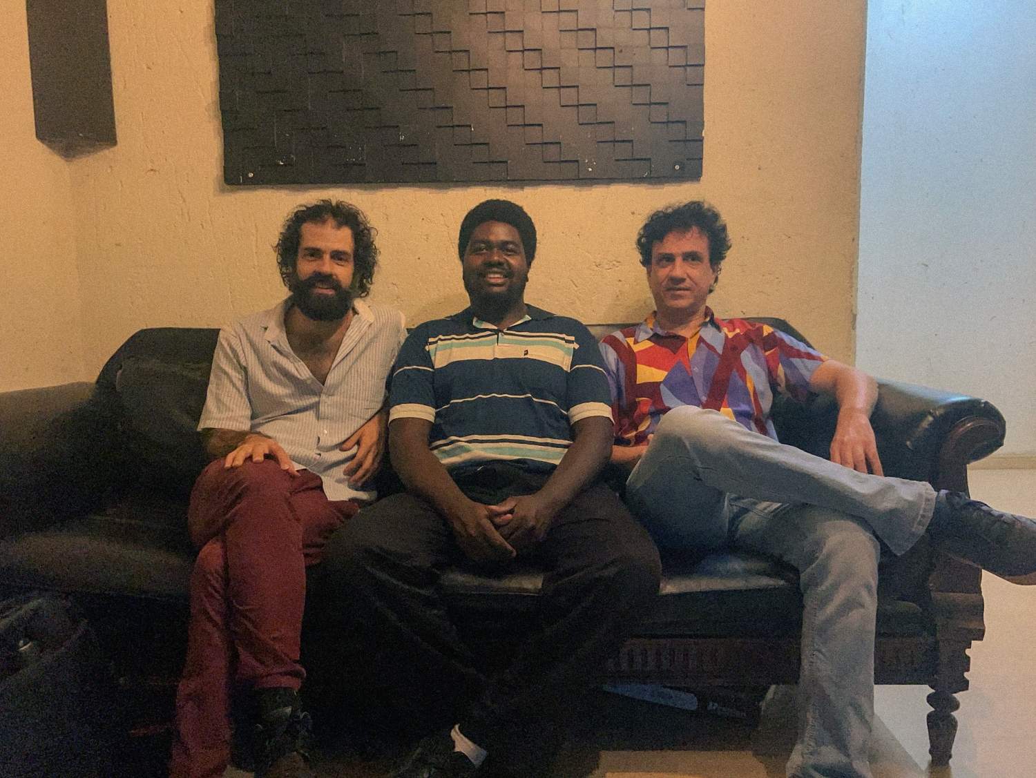 Felipe Antunes navega pelo tempo da espera no single “Quem Vem Lá”, parceria com Enzo Banzo e Jack Will