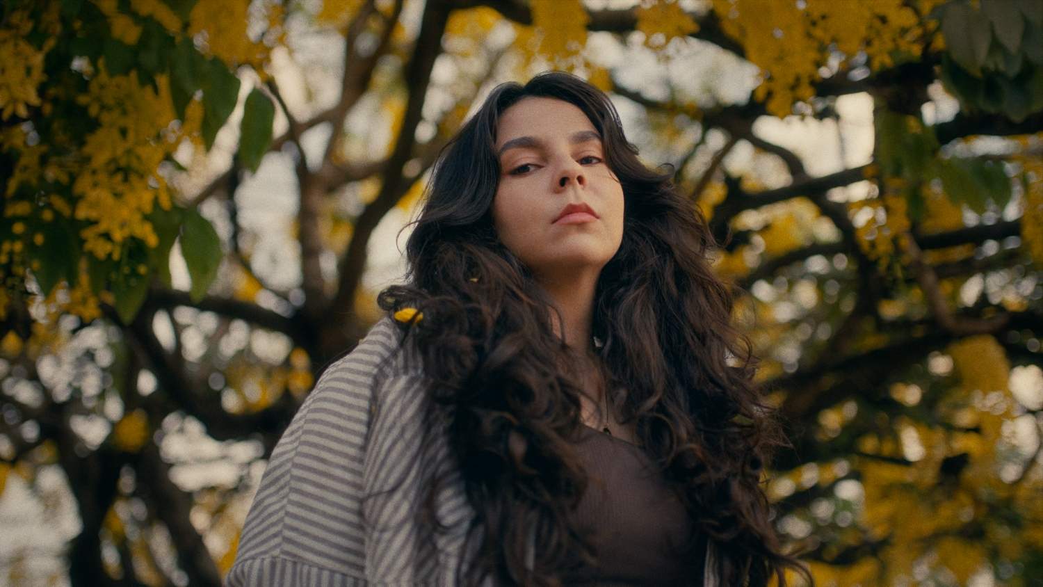 Yás lança “Bússola”, canção que celebra despertar, escuta sensível e raízes