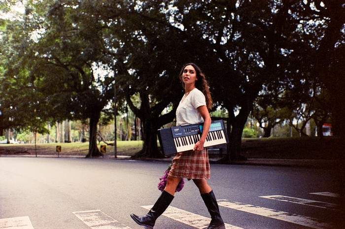 “Ter Filhos Fortes”: novo single de Dora Sanches emerge como um sussurro que vira coragem