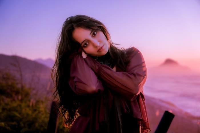 Beatrice estreia nova fase com “Instinto Incontrolável”